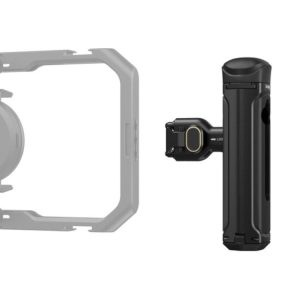 SmallRig 4403 Quick Release Side Handle, musta käsikahva, jossa on elektroniset säätimet, on kiinnitetty osittain näkyvään kamerarigiin vasemmalla; tausta on valkoinen.
