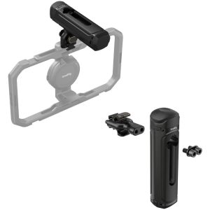 SmallRig 4403 Quick Release Side Handle, musta sylinterimäinen kameran lisävaruste kiinnitysosineen, näkyy kiinnitettynä harmaaseen kameran runkoon ja irrotettuna siitä. Sen modulaarinen rakenne sopii videokuvaus- tai valokuvausasetuksiin.