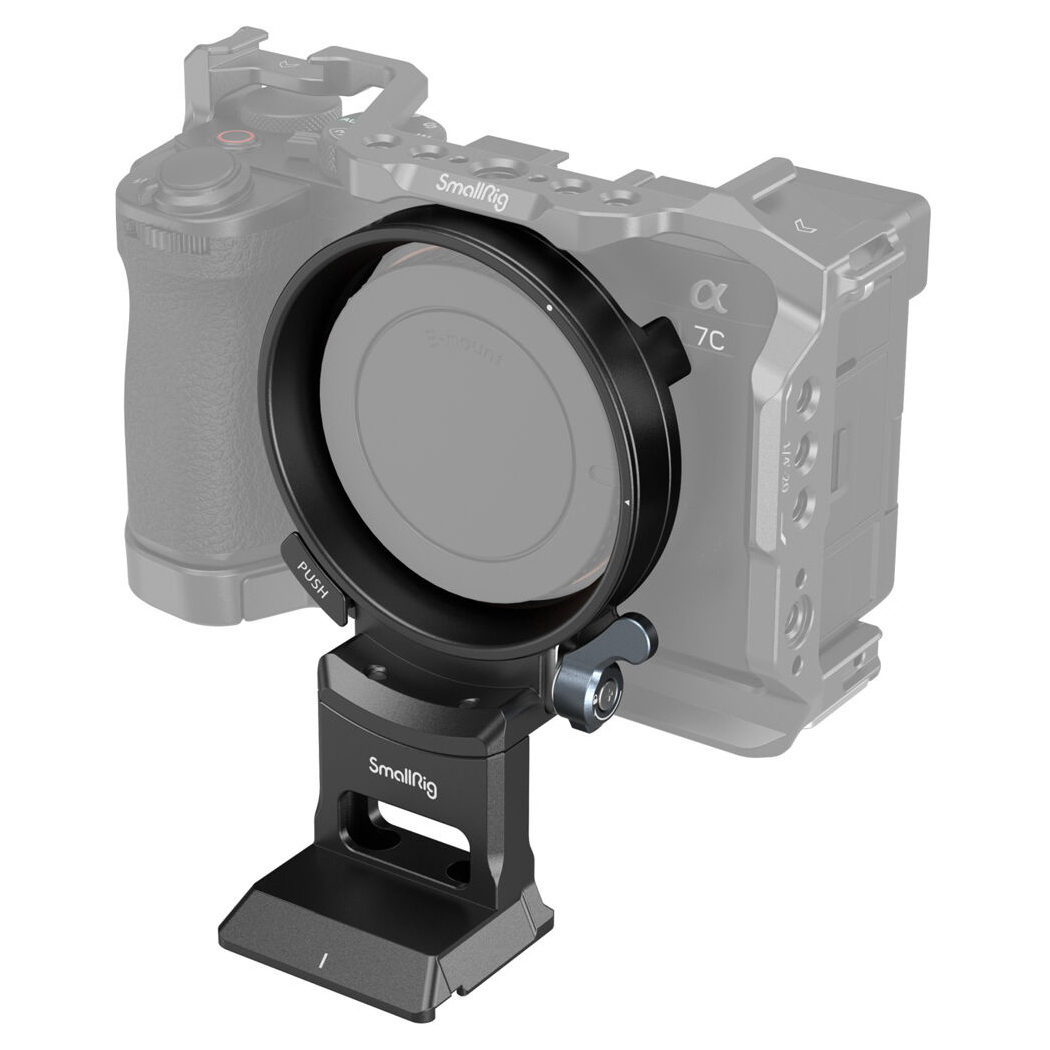 SmallRig 4424 Rotatable Horizontal-to-Vertical Mount Plate for Sony A7C II / A7CR on kuvassa pyöreän objektiivisovittimen ja tukevan SmallRig-jalustan kanssa asennettuna puoliksi läpinäkyvän digitaalikameran rungon eteen.