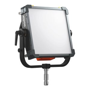 Godox KNOWLED P300R RGB Hard Panel Light Kit -valaisinsarjassa on neliönmuotoinen LED-muotoilu, jossa on himmeä valkoinen etuosa, musta metallikehys ja säädettävä kiinnitysteline, kuvassa valkoisella pohjalla.