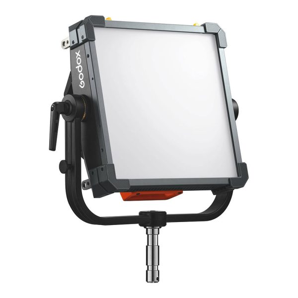 Godox KNOWLED P300R RGB Hard Panel Light Kit -valaisinsarjassa on neliönmuotoinen LED-muotoilu, jossa on himmeä valkoinen etuosa, musta metallikehys ja säädettävä kiinnitysteline, kuvassa valkoisella pohjalla.