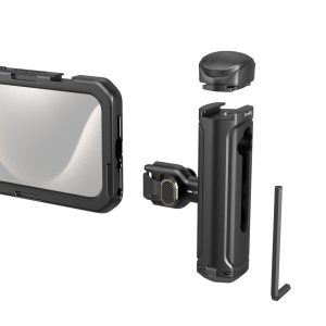 SmallRig 4398 Mobile Video Kit (Single Handheld) iPhone 15 Pro:lle näkyy purettuna valkoisella pohjalla, ja siinä on kotelo, nupilla varustettu kiinnitin, pyöreä magneettijalusta ja kuusiokoloavain.