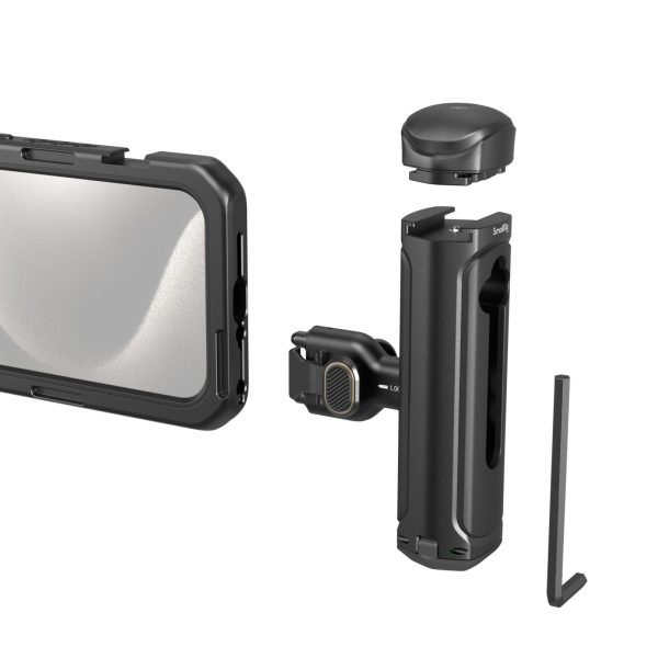 SmallRig 4398 Mobile Video Kit (Single Handheld) iPhone 15 Pro:lle näkyy purettuna valkoisella pohjalla, ja siinä on kotelo, nupilla varustettu kiinnitin, pyöreä magneettijalusta ja kuusiokoloavain.