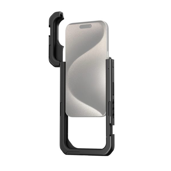 SmallRig 4398 Mobile Video Kit (Single Handheld) iPhone 15 Pro -puhelimelle sisältää tukevan mustan suojakotelon, jossa on vahvistetut kulmat ja joka ympäröi osittain hopeanvärisen älypuhelimen ja jättää ylä- ja alaosan vapaaksi.
