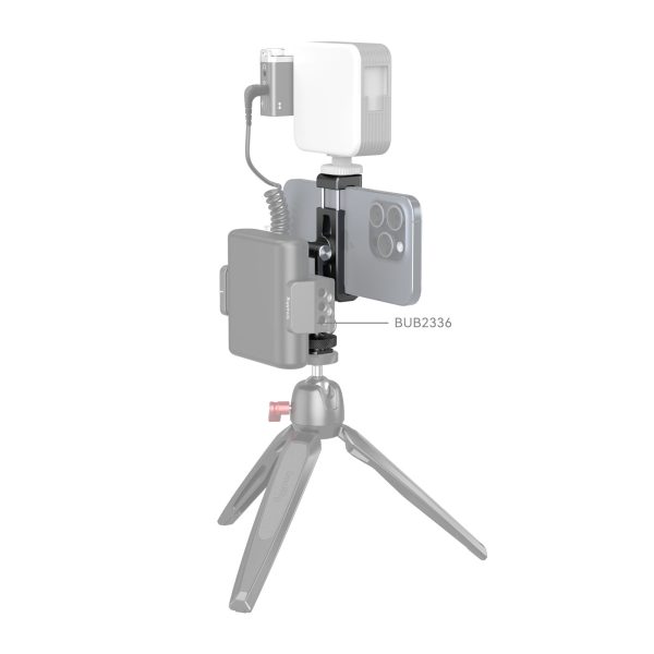 SmallRig 4301 Phone Holder for DJI Gimbals -puhelinpidike on kuvassa asennettuna älypuhelimen, mikrofonin ja LED-valon kanssa, mikä havainnollistaa kannettavaa sisällöntuotantoa. Jotkin osat ovat puoliksi läpinäkyviä tuoteominaisuuksien esittelemiseksi.
