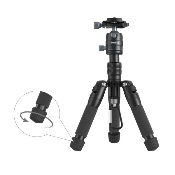 1706198826_632 SmallRig 4289 Aluminum Mini Tripod VT 20 -kolmijalka on musta, kompakti kolmijalka, jossa on vaahtomuovikahvat, säädettävä kuulapää ja lähikuva, jossa näytetään, miten jalkaosan segmenttiä kierretään ja kiristetään.