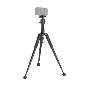 1706198828_334 SmallRig 4289 Aluminum Mini Tripod VT 20 -kolmijalka, jossa on säädettävät jalat ja vaahtomuovikahvat, pitää kameran päällä ja näkyy tavallisella valkoisella pohjalla.