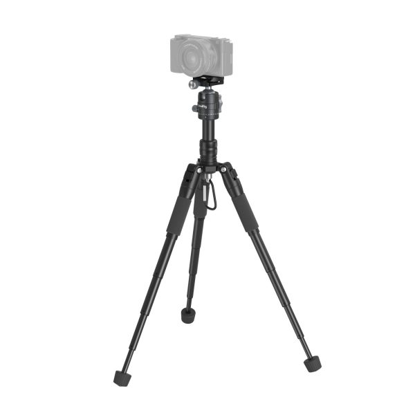 1706198828_334 SmallRig 4289 Aluminum Mini Tripod VT 20 -kolmijalka, jossa on säädettävät jalat ja vaahtomuovikahvat, pitää kameran päällä ja näkyy tavallisella valkoisella pohjalla.