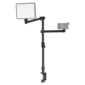SmallRig 4456 Live Desktop Camera Bracket DT 50 on musta säädettävä kiinnike, jossa on kaksi ulosvedettävää vartta ja joka tukee suorakulmaista LED-valopaneelia ja pientä kameraa - ihanteellinen sisällön luomiseen tai suoratoistoasetuksiin.
