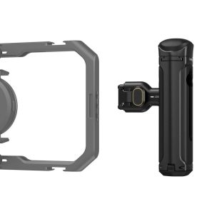 SmallRig 4402 Wireless Control & Quick Release Side Handle on musta, suorakulmainen, kiinnikkeellä varustettu käsikameran kahva, joka on esitetty sivu- ja takanäkymässä valkoista taustaa vasten. Vasemmalla näkyy osa kiinnityskehyksestä.