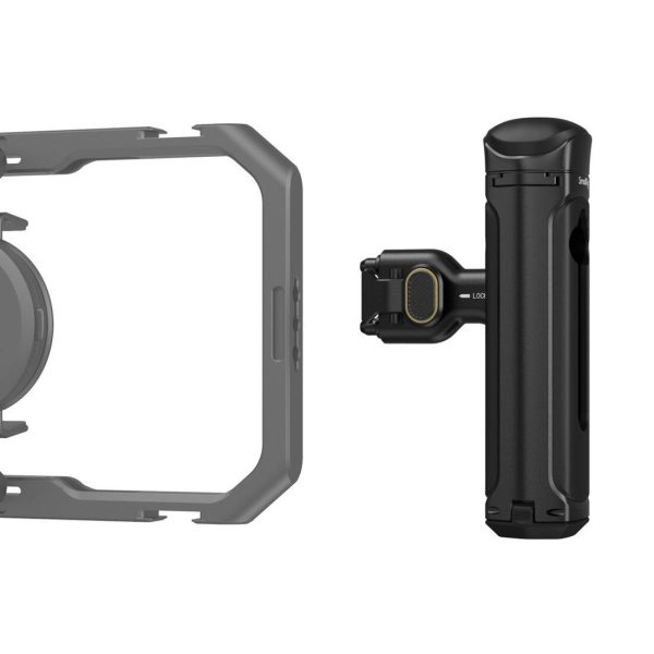 SmallRig 4402 Wireless Control & Quick Release Side Handle on musta, suorakulmainen, kiinnikkeellä varustettu käsikameran kahva, joka on esitetty sivu- ja takanäkymässä valkoista taustaa vasten. Vasemmalla näkyy osa kiinnityskehyksestä.