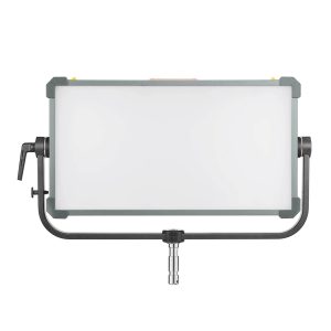 Godox KNOWLED P600R RGB Hard Panel Light Kit on suorakulmainen LED-studiopaneeli himmeällä diffuusorilla, joka on asennettu U-muotoiseen jalustaan, jossa on sivusäätövivut, kuvassa edestä valkoista taustaa vasten.