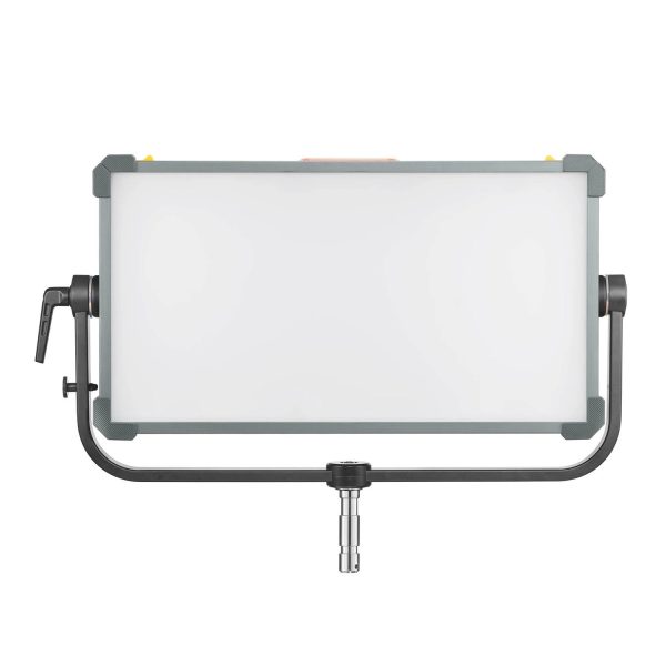 Godox KNOWLED P600R RGB Hard Panel Light Kit on suorakulmainen LED-studiopaneeli himmeällä diffuusorilla, joka on asennettu U-muotoiseen jalustaan, jossa on sivusäätövivut, kuvassa edestä valkoista taustaa vasten.