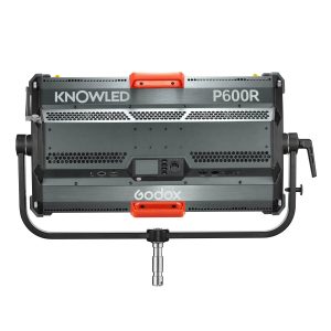 Takanäkymä Godox KNOWLED P600R RGB Hard Panel Light Kit -valaisinsarjasta, jossa on tuuletusaukot, ohjauspainikkeet, portit ja oranssilla kädensijalla varustettu kiinnike.