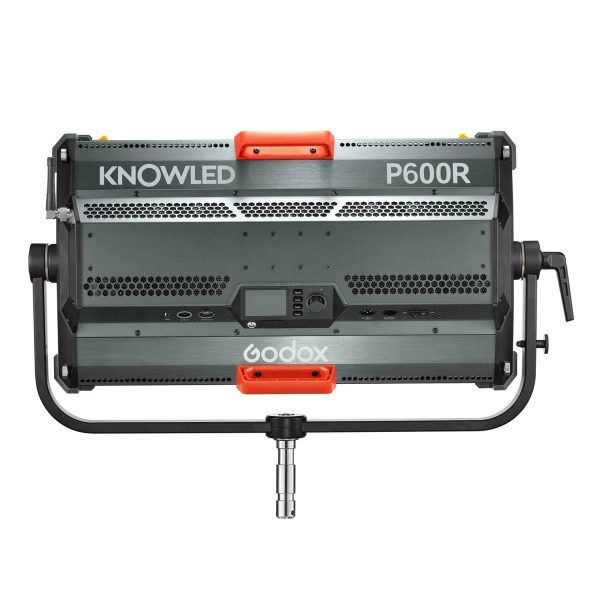 Takanäkymä Godox KNOWLED P600R RGB Hard Panel Light Kit -valaisinsarjasta, jossa on tuuletusaukot, ohjauspainikkeet, portit ja oranssilla kädensijalla varustettu kiinnike.
