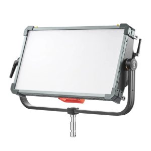 Godox KNOWLED P600R RGB Hard Panel Light Kit on suuri suorakaiteen muotoinen LED-studiovalaisin, jossa on himmeä etupaneeli, U-muotoinen ikea, jossa on säätönupit ja metallinen kiinnitystappi pohjassa.
