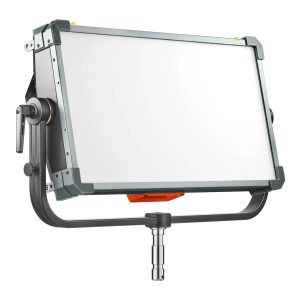 Godox KNOWLED P600R RGB Hard Panel Light Kit on suorakulmainen LED-studiovalaisin, jossa on metallirunko, säädettävä kiinnike, säätönupit, kahva kulman säätöä varten ja joka istuu metallisella jalustalla.