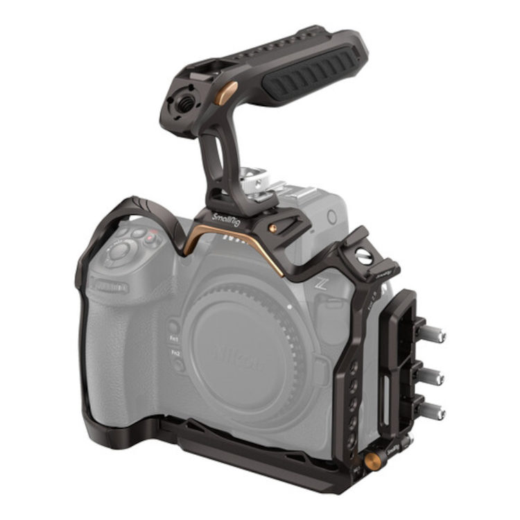 1707320813_354 SmallRig 4317 Night Eagle Cage Kit for Nikon Z 8, kuvassa mustana ja yläkahvalla, on asennettu osittain läpinäkyvään kameraan, joka paljastaa ylimääräiset lisävarusteportit ja kiinnityspisteet sivulla ja yläreunassa.