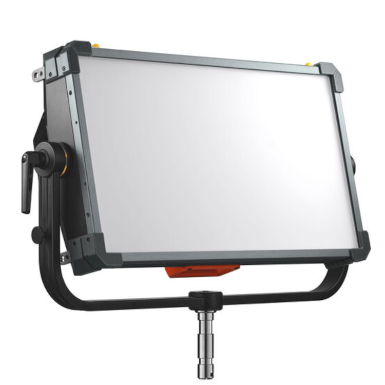 Godox KNOWLED P600R RGB Hard Panel Light -valaisimessa on suorakulmainen LED-paneeli, jossa on musta kehys, joka on kiinnitetty U-muotoiseen jalustaan ja hopeiseen jalustan sovittimeen, eristettynä valkoiselle taustalle.