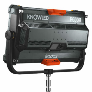 Takanäkymä suorakulmaisesta Godox KNOWLED P600R RGB Hard Panel -valaisimesta, jossa on tuuletusaukot, ohjauspaneeli, oranssit kahvat ja joka on asennettu mustaan jalustaan.