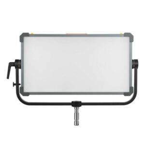 Godox KNOWLED P600R RGB Hard Panel Light, suorakulmainen LED-studiopaneeli, jossa on himmeä valkoinen etupuoli, on asennettu mustaan säädettävään jalustaan ja näytetään valkoista taustaa vasten.