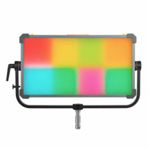 Godox KNOWLED P600R RGB Hard Panel Light on suorakulmainen LED-studiovalaisin, jossa on moniväriset osat (punainen, keltainen, vihreä, syaani, vaaleanpunainen) ja jossa on musta säädettävä ikea, jonka alaosassa on hopeinen liitin.