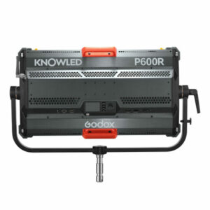 Godox KNOWLED P600R RGB Hard Panel Light -valaisimen takanäkymä, jossa näkyvät ohjausportit, ilmanvaihto, oranssit säätökahvat ylä- ja alapuolella sekä U-muotoiseen kiinnikkeeseen asennettu jalustakiinnitys.