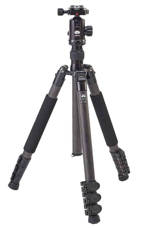 Sirui ET-2204 kolmijalka, jossa on E-20-kuulapää, vaahtomuoviset jalkakahvat ja useat lukitusmekanismit, on esitetty pystyssä valkoista taustaa vasten.