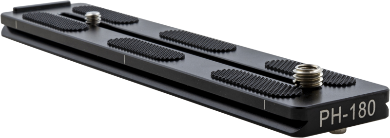 Sirui Quick Release Plate PH-180 -pikalevy on musta metallinen kameran kiinnityslevy, jossa on kaksi kierteitettyä ruuvia ja kuvioidut pitotyynyt yläosassa, kuvattuna matalasta kulmasta valkoista taustaa vasten.