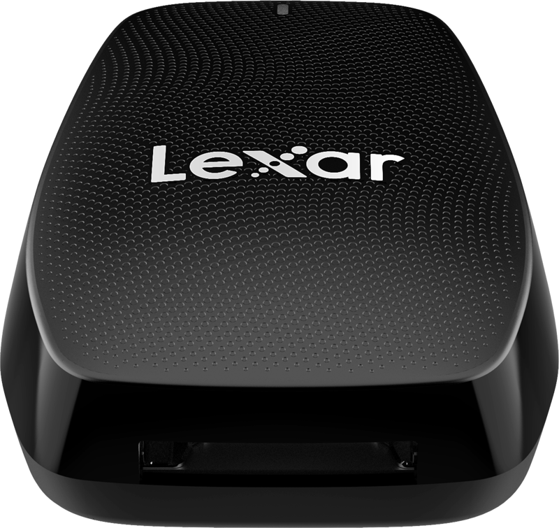 Lähikuva mustasta Lexar LRW550U CFexpress Type B USB 3.2 -kortinlukijasta, jossa on kuvioitu, pistemäinen pinta ja näkyvä Lexar-logo päällä. Korttipaikka on näkyvissä edessä.
