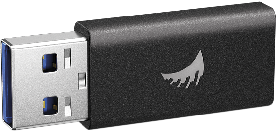 ANGELBIRD USB-A-C-sovitin on musta laite, jossa on hopeinen liitin ja valkoinen sulka-logo kotelossa vaalealla taustalla.