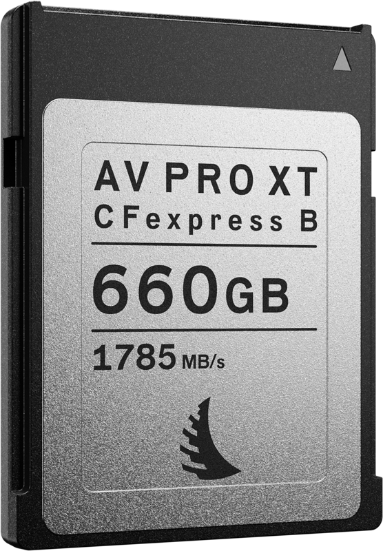 Hopeanvärinen ja musta ANGELBIRD AV PRO CFexpress XT MK2 Type B -muistikortti, kapasiteetti 660 Gt, nopeus 1785 MB/s, jossa on pieni logo alareunassa.