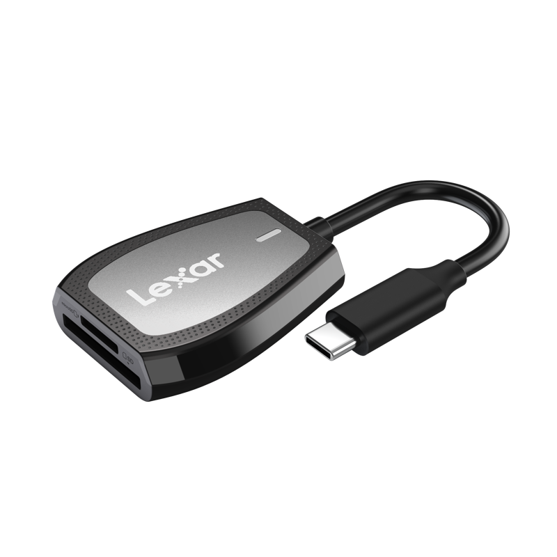 Lexar LRW470U Cardreader SD & microSD UHS-II (USB-C) -kortinlukijassa on kompakti suorakulmainen muotoilu, jossa on lyhyt musta kaapeli, USB-C-liitin ja SD-korttipaikka valkoisella pohjalla.