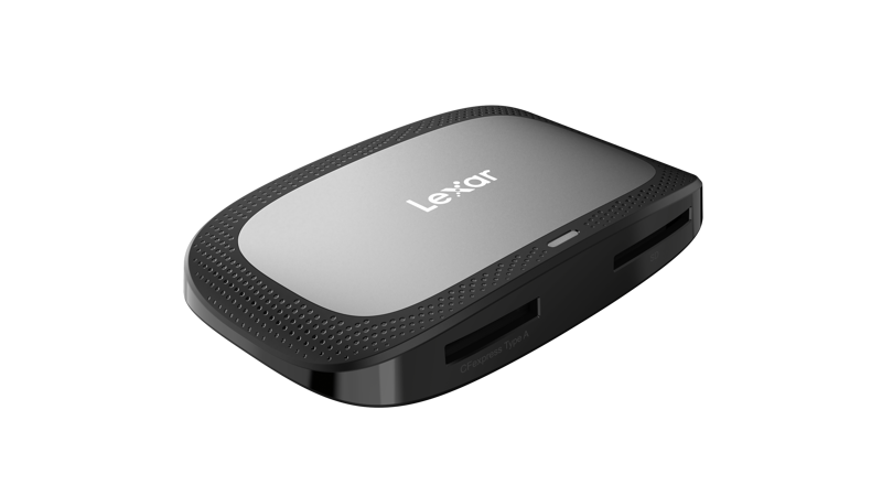 Lexar Cardreader LRW530U CFexpress Type A / SD UHS-II USB 3.2 -muistitikulla on tyylikäs musta ja harmaa muotoilu, jossa on useita korttipaikkoja edessä ja näkyvä Lexar-brändäys päällä.
