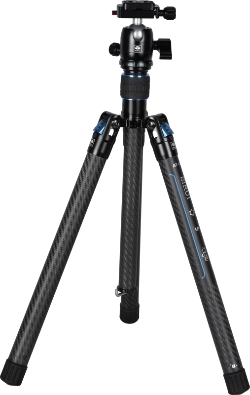 Sirui Traveler X-I Carbon Tripod Kit AT-125 + B00K on musta hiilikuituinen kolmijalkainen kolmijalka, jossa on kolme säädettävää jalkaa, siniset aksentit, kuulapää ja pikavapautuslevy.