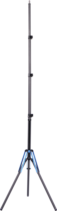 Sirui Light Stand DK-18 Carbon Fiber Air-Cushioned -valaisimessa on kokoontaitettava kolmijalkainen kolmijalkainen kolmijalkainen kolmijalkainen kolmijalkainen kolmijalkainen kolmijalkainen kolmijalkainen kolmijalkainen kolmijalkainen kolmijalkainen kolmijalkainen kolmijalkainen kolmijalkainen kolmijalkainen kolmijalka, musta ja sininen korostus, ja se on kuvattu vaaleanharmaalla taustalla.