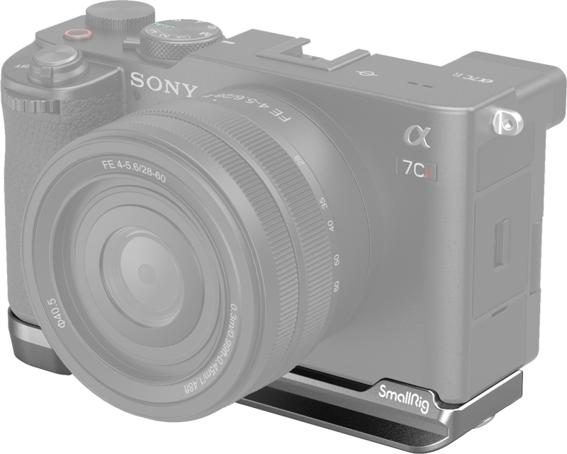 Sony Alpha 7C II -kamera objektiivin kanssa, johon on kiinnitetty hopeinen SmallRig 4439 Bottom Mount Plate for Sony A7C II/A7CR. Kuva on puoliksi läpinäkyvä, haalistunut.