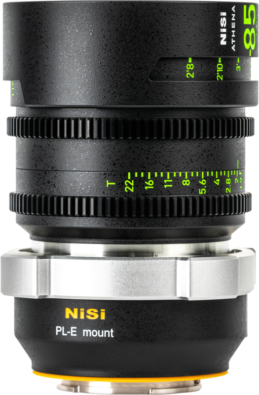 Lähikuva NiSi Cine Lens Mount Adapter Athena PL-E -objektiivisovittimesta, jossa tarkennus- ja aukkomerkinnät ovat vihreällä ja PL-E-kiinnitys on merkitty valkoisella metallirenkaaseen lähellä jalustaa.