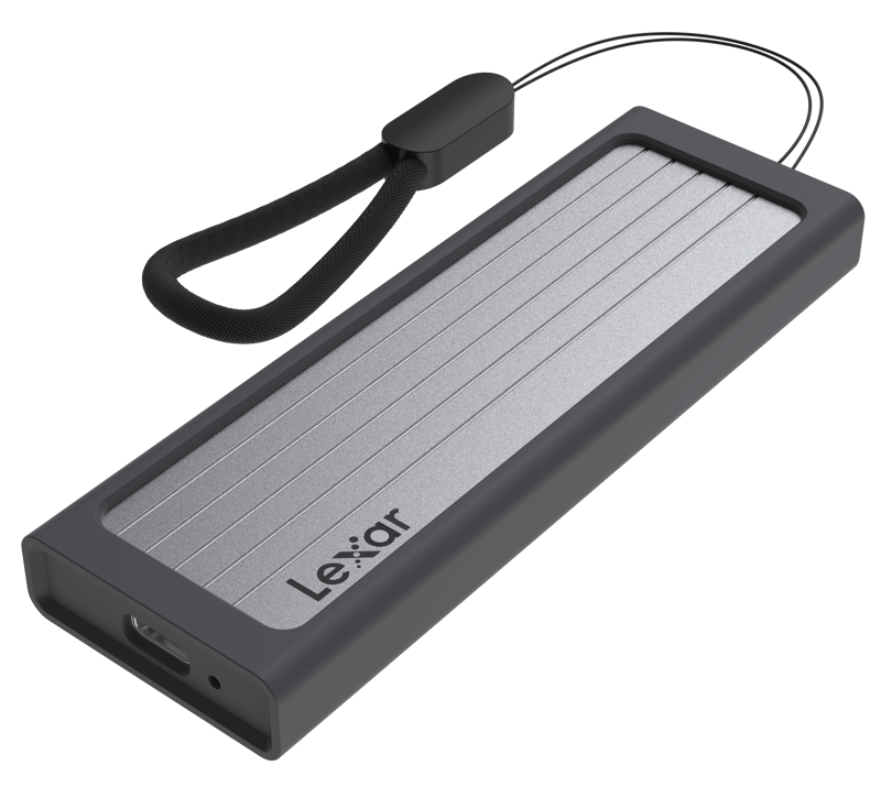 Lexar SSD E6 Portable SSD R1050/W1000 1TB on suorakulmainen muotoilu, jossa on harmaa metallinen viimeistely, musta reunus ja musta rannehihna. Lexar-logo näkyy pinnassa.