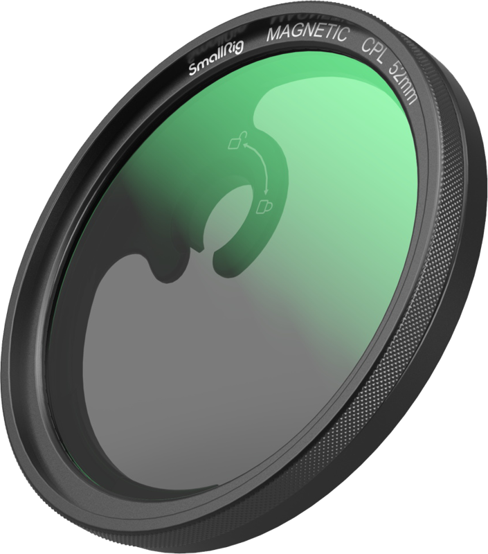 Musta pyöreä SmallRig 4388 MagEase Magnetic CPL Filter Kit with M-mount Adapter (52mm) -suodatin, jossa on vihreä sävy, näkyy vinossa vaalealla taustalla.