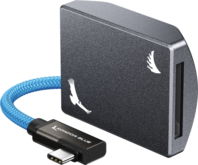 ANGELBIRD Kondor Blue CFexpress B -tallennusmoduuli - Harmaa -muistikortinlukija on esitetty mustana sinisellä punotulla USB-C-kaapelilla, jossa on kaksi valkoista linnun siluettia ja muistikorttipaikka oikealla puolella.