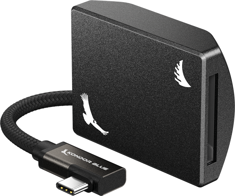 Musta ANGELBIRD Kondor Blue CFexpress B Recording Module -kortinlukija, jossa on punottu USB-C-kaapeli ja kaksi valkolinnun siluettia päällä. Korttipaikka näkyy laitteen oikealla puolella.