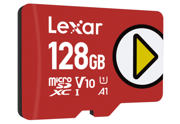 Lexar microSDXC PLAY UHS-I/A1/U1 128 Gt:n kortti, jossa on punainen väri, valkoinen teksti, V10-merkintä ja suuri valkoinen ympyrä, jonka oikealla puolella on keltainen toistopainikkeen kuvake.