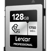 Lexar CFexpress Pro Silver Serie R1750/W1300 128GB -muistikortti, joka tarjoaa jopa 1750 MB/s nopeuden, on kuvassa tavallista taustaa vasten.