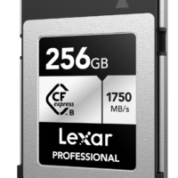 Lexar CFexpress Pro Silver Serie R1750/W1300 256GB muistikortti tarjoaa 256GB kapasiteetin ja jopa 1750 MB/s nopeuden, hopean ja mustan muotoilun, jossa on logo ja tekniset tiedot edessä.