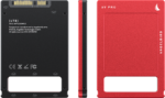 ANGELBIRD AV PRO MK3 1TB SSD on esitetty punaisena ja mustana, takapuolelta, sivulta ja edestä katsottuna; takapuolella on tekniset tiedot, etupuolella on tuotemerkki ja lintulogo, molemmissa on valkoiset tyhjät tarrat.
