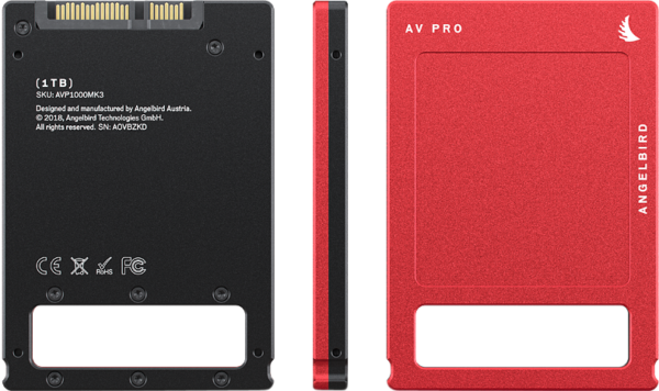 ANGELBIRD AV PRO MK3 1TB SSD on esitetty punaisena ja mustana, takapuolelta, sivulta ja edestä katsottuna; takapuolella on tekniset tiedot, etupuolella on tuotemerkki ja lintulogo, molemmissa on valkoiset tyhjät tarrat.