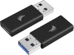800q-02_117734 Kuvassa on kaksi ANGELBIRD-USB-A-C-sovitinta: molemmat ovat mustia, ja niissä on hopeiset liittimet ja logot; toisessa on USB-A-uros USB-C-naarasliittimeksi, toisessa on sinikantinen USB-A-urosliitin, kuvassa vaalealla pohjalla.