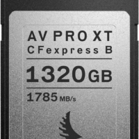 800q-02_118940 ANGELBIRD AV PRO CFexpress XT MK2 Type B 1320GB -kortissa on hopean ja mustan värinen muotoilu, "AV PRO XT" -merkintä, 1785 MB/s lukunopeus sekä kolmiomainen symboli ja aaltologo.