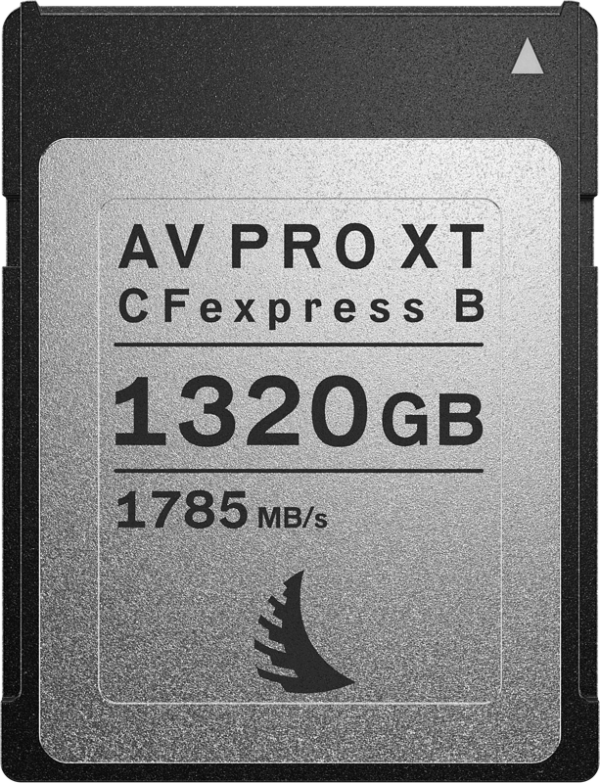 800q-02_118940 ANGELBIRD AV PRO CFexpress XT MK2 Type B 1320GB -kortissa on hopean ja mustan värinen muotoilu, "AV PRO XT" -merkintä, 1785 MB/s lukunopeus sekä kolmiomainen symboli ja aaltologo.
